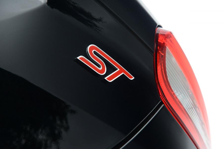 Логотип Ford Focus ST (DYB) 2014 года  (UK) (фото 6 из 13)